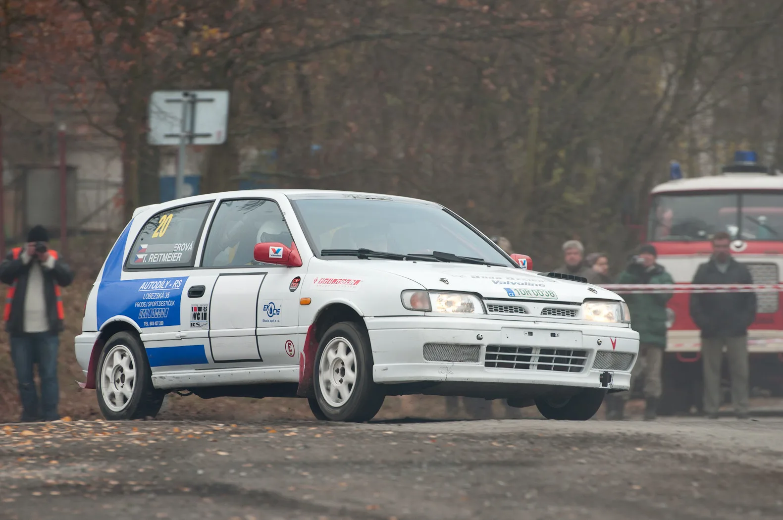 Závodní vůz Nissan s polepem Autodíly